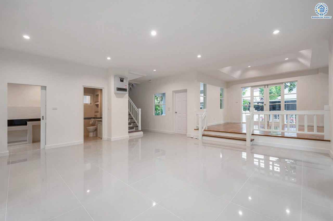 บ้านตกแต่งใหม่ โครงการ มัณฑนา  วัดพระเงิน ตกแต่งหรูหราดีไซน์สุด Classic เนื้อที่ 85.6 ตร.ว ฟังก์ชันจัดเต็ม 3 ห้องนอน 4 ห้องน้ำ 1 ห้องแม่บ้าน จอดรถได้ถึง 2 คัน เชื่อมต่อถนนกาญจนาฯ ใกล้รถไฟฟ้าสายสีม่วง "สถานีสามแยกบางใหญ่" และทางด่วน "ศรีรัช" รายล้อมด้วยสิ่งอำนวยความสะดวกมากมาย